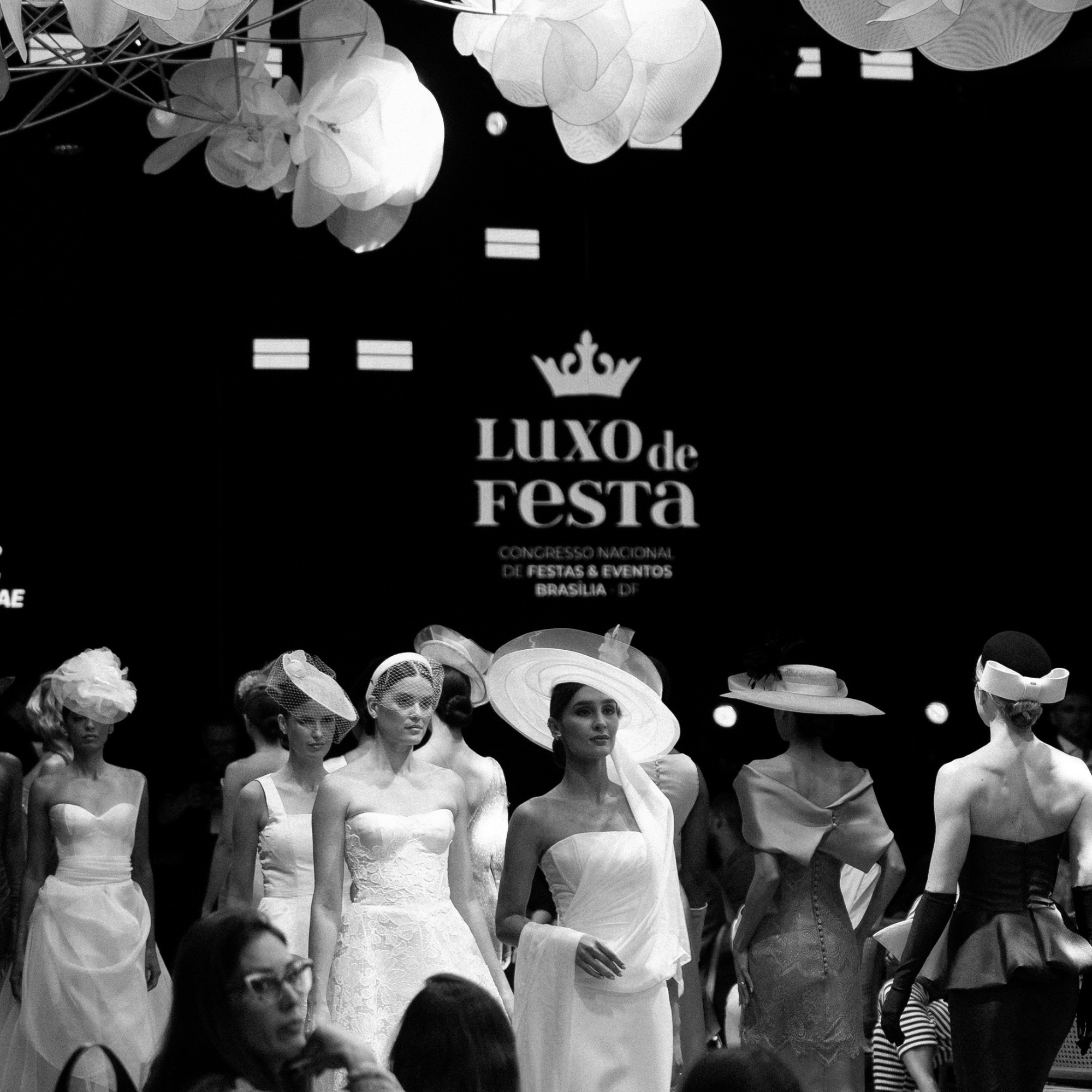 Graciella Stalrling desfila em Brasilia no evento Luxo de Festa