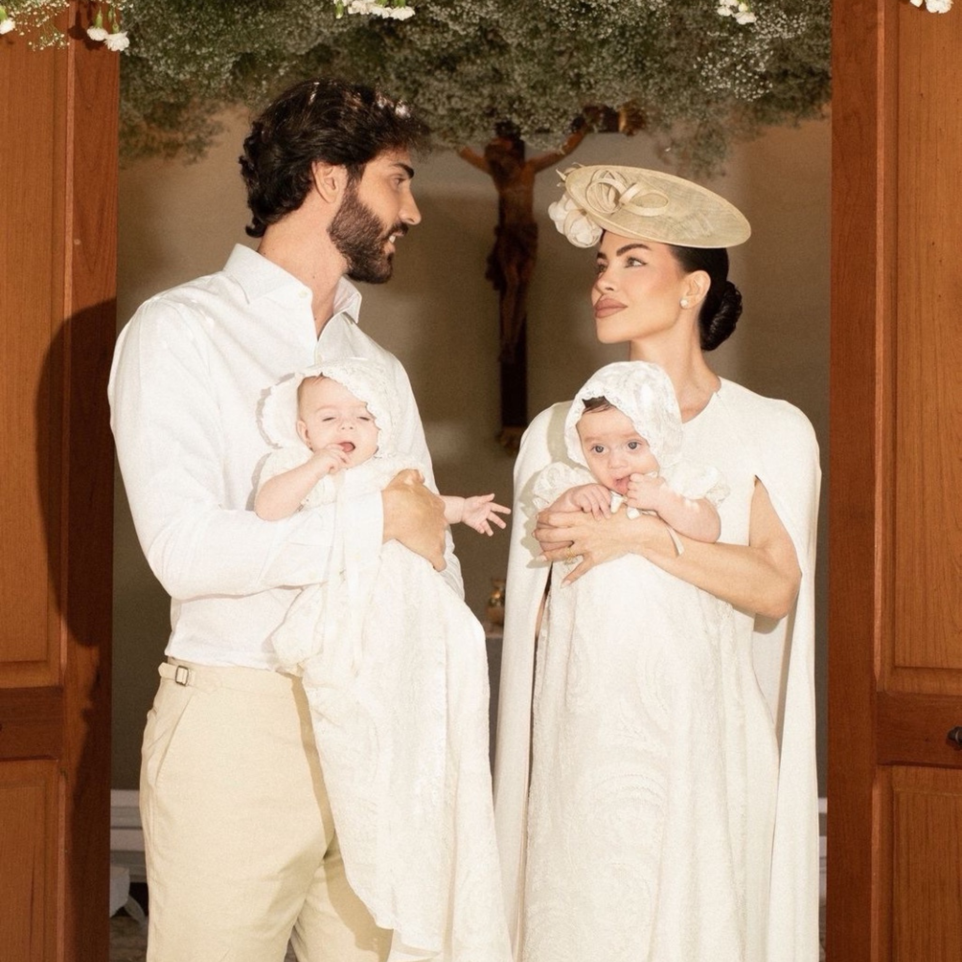 Laise Leal e o toque de realeza no batizado dos gêmeos