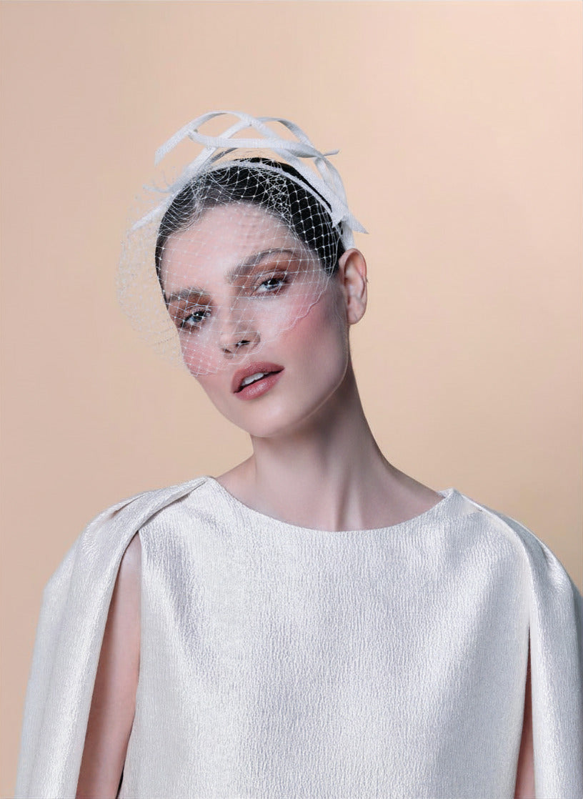 Tiara com voilette para noiva off White com arquitetura unica