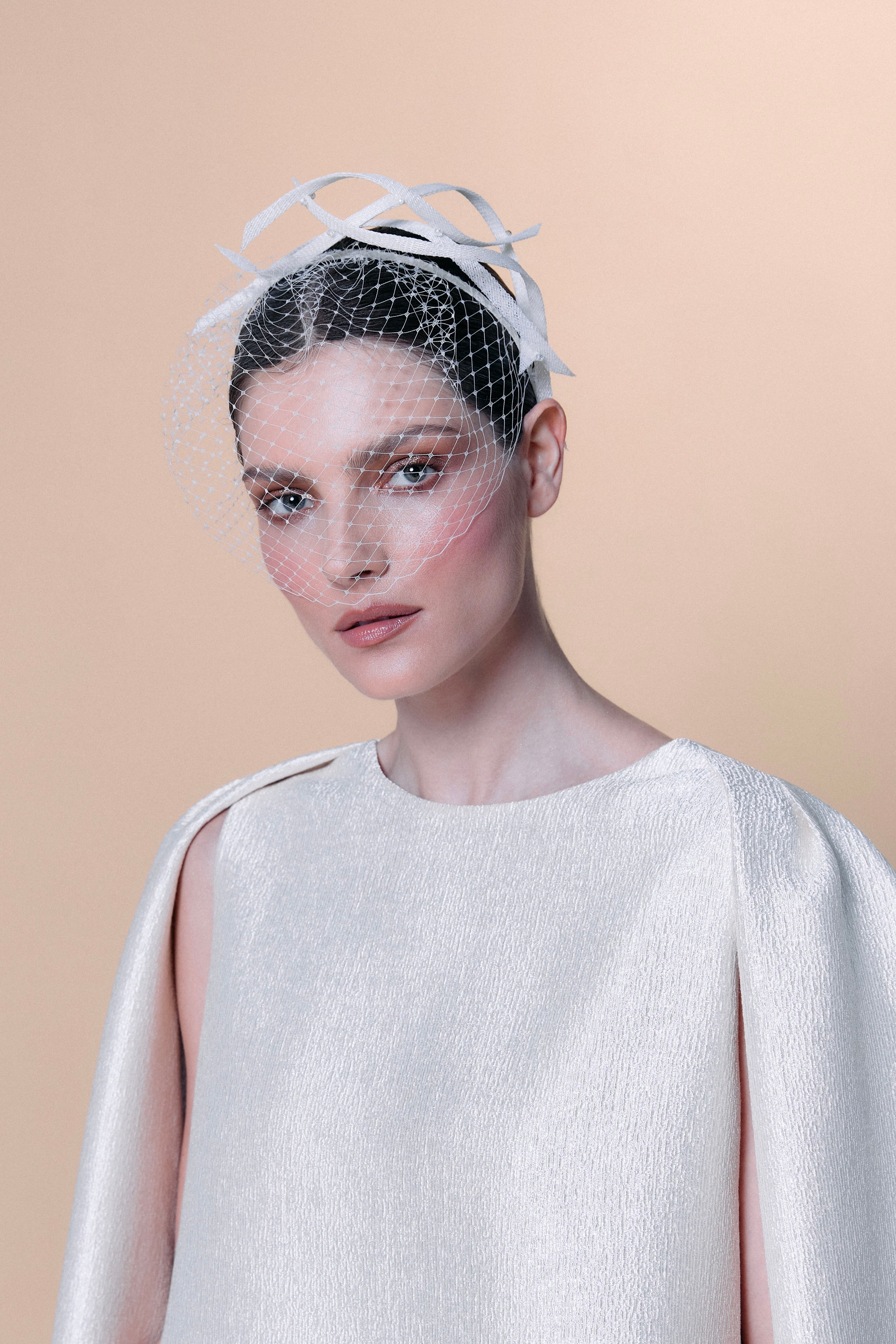 Tiara com voilette para noiva off White com arquitetura unica